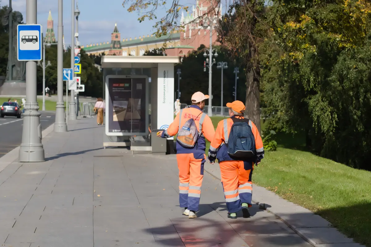 Agents municipaux en tenue haute visibilité orange