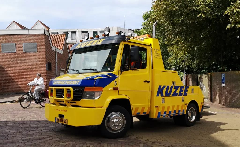 Dépanneuse jaune garée en ville
