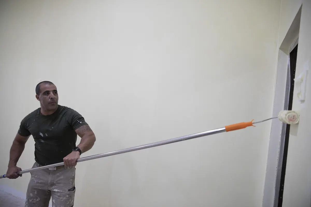 Peintre passant un rouleau sur un mur