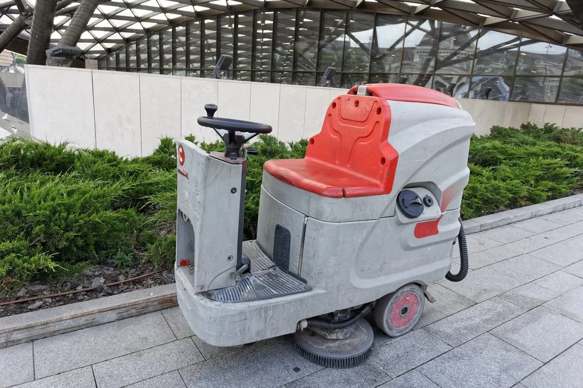 Autolaveuse autoportée sur une esplanade